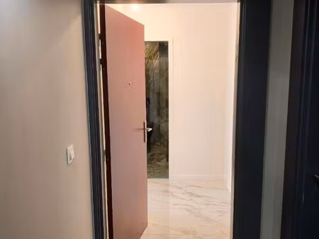 studio haut de gamme refait à neuf – dernier étage avec ascenseur – parking – résidence sé