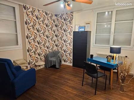 bureau local charmant