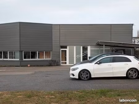 local commercial 476m² bord voie express