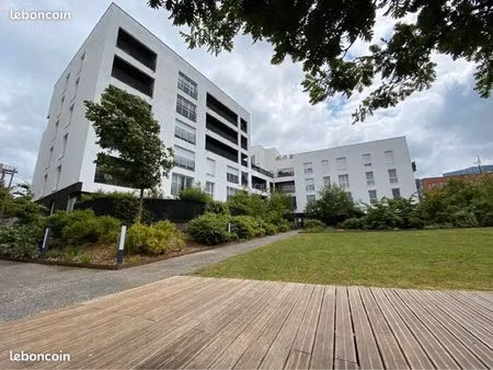 dernier étage avec ascenseur. t3 de 61m2 avec loggia et grande place de parking ss/sol. co