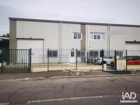 boutique 490 m² épône