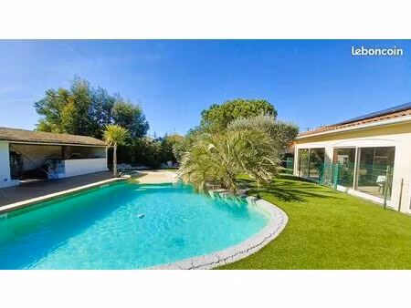 grande et belle maison contemporaine de plain pied avec grand jardin et superbe piscine