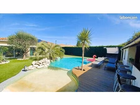 grande maison contemporaine de plain pied avec grand terrain arboré et clos et superbe pis