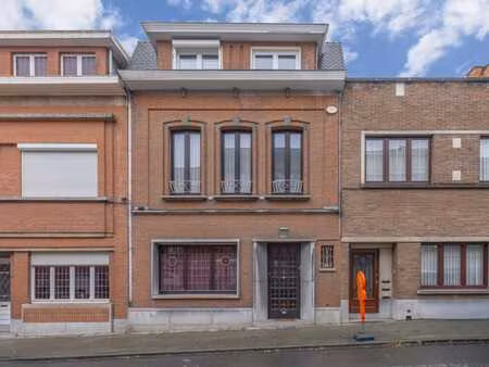 belle maison familiale située dans un endroit calme