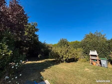 maison non mitoyenne 3 chambres – avec véranda  sous-sol et grand jardin