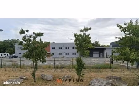 local d'activité 1 600 m²