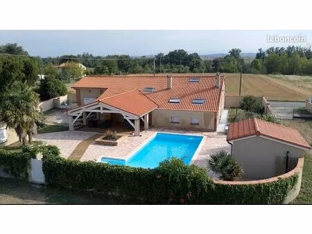 maison en pierre rénovée 193 m² avec piscine et entrepôt