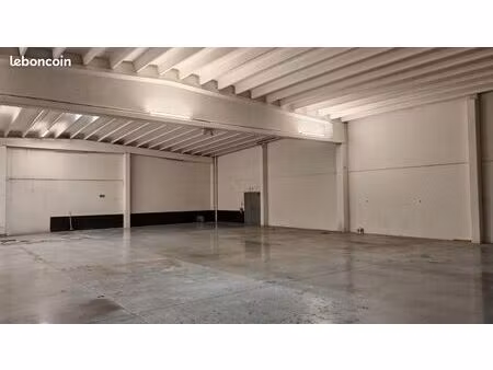 entrepôt ou local commercial de 2515m²