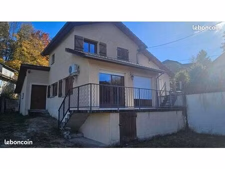 maison t3 en r+1 louée meublée (reference serieuses exigées)