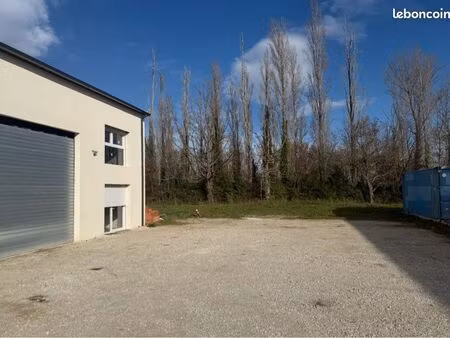 local 200 m2/ parking et terrain