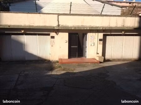 place de parking moto couverte et sécurisée