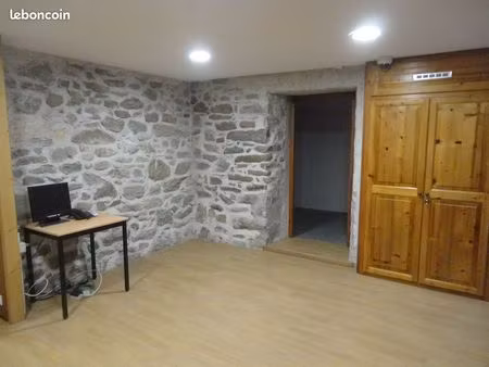 l es carroz : local commercial d’une surface d’environ 74 m²