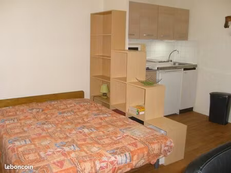 22m²- proche commerces  métro st sever  bus