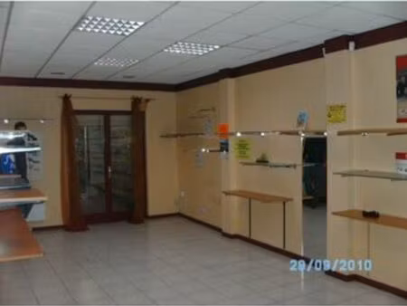 loue local commercial plein centre aniche