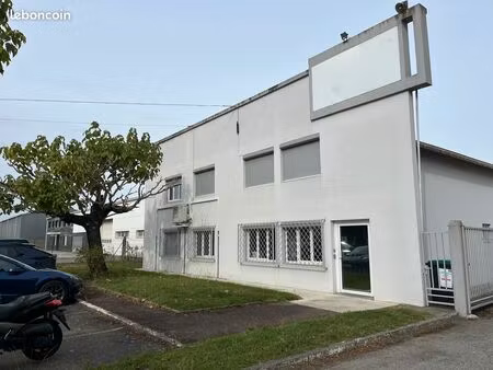 bâtiment industriel avec grand terrain clos zi en jacca