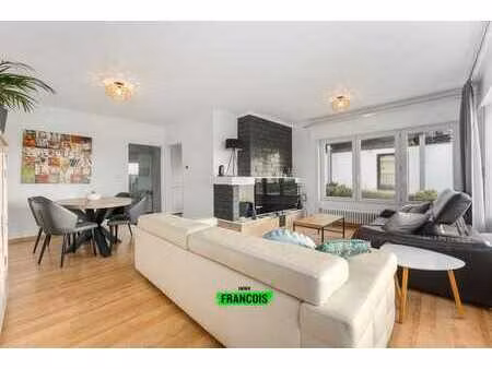 spacieux immeuble jumelé près de la digue de mer