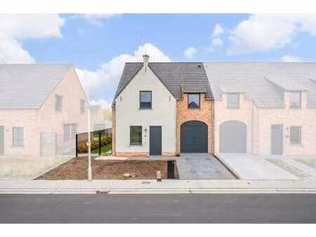 maison neuve semi-ouverte située dans un quartier calme.