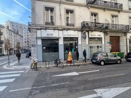 50m place etoile café 105m2 13mlineaires de vitrines quartier dynamique et residentiel