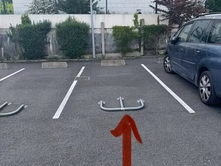 place de parking extérieur sécurisé dans résidence fermée (5 minutes gare lagny-thorigny)