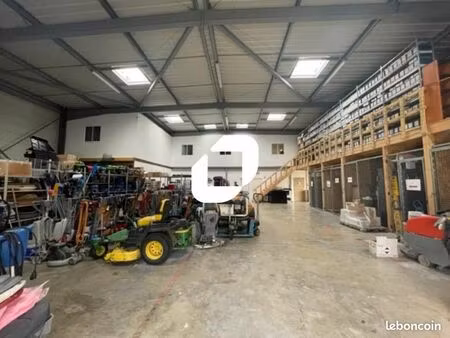 local d'activité 900 m²