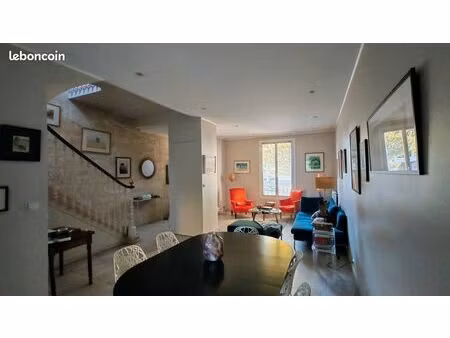 maison en pierre avec jardin