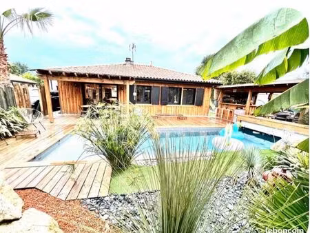 ensemble de trois maisons