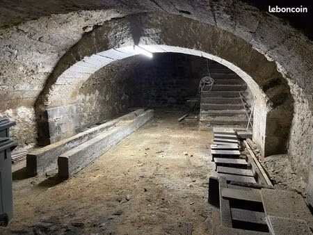 location cave – 80 m² – sous-sol en pierre de volvic avec accès rdc  bureau et sanitaires