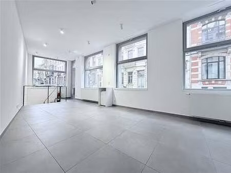 superbe rez commercial idéalement situé! a visiter!