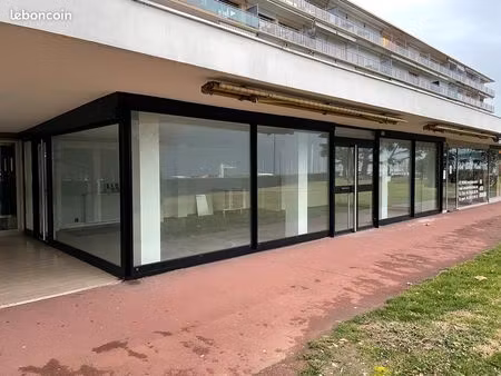 cadre exceptionnel au bord du lac – local commercial 60 m² – grand port d’aix-les-bains