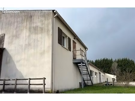 bâtiment professionnel avec une grande zone de stockage extérieur