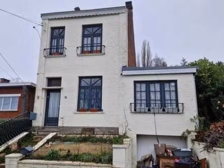 une maison d’habitation à rénover avec garage et jardin