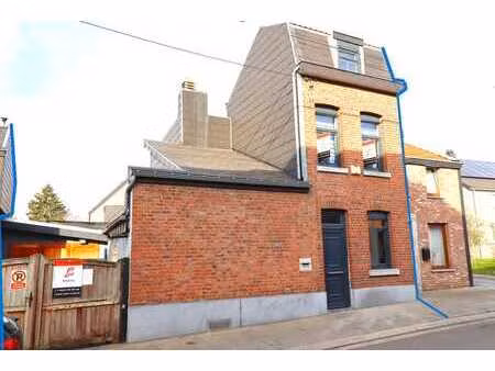 maison idéalement située - 2 ou 3 chambres - bon état.