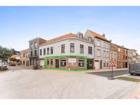 local commercial polyvalent avec emplacement d'angle et asp…