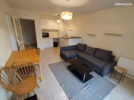 t2 meublé 44 m2 avec jardin et parking à st-armel