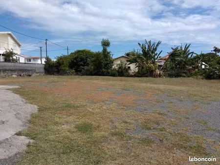 1 terrain privé et constructible de 440 m². pour emplacement de stationnement  parking ou 