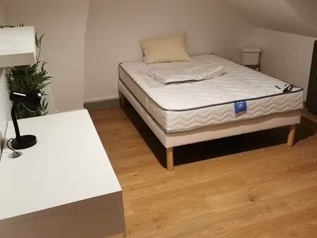 t2 rénové  entièrement meublé et équipé  475 e/mois + charges 100 e/mois   électricité  ch