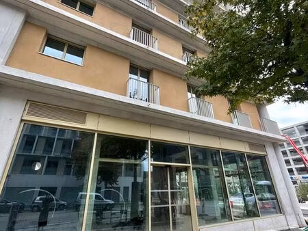 local 145 m2 en angle