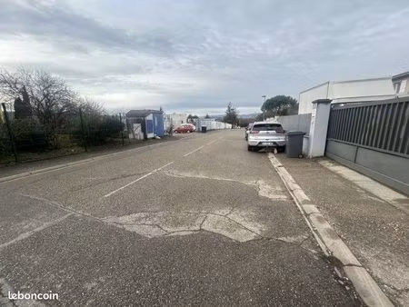 garage/station service 200 m²