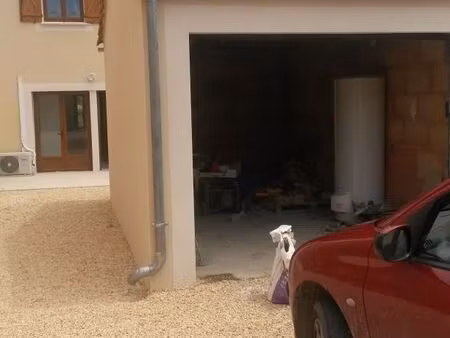 maison mitoyenne avec cour et garage privatifs