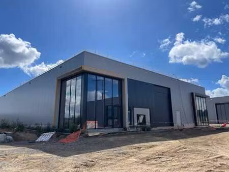 spacieux bâtiment pme à proximité de l’e40