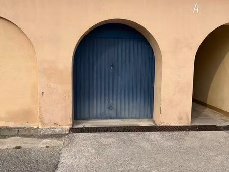 place de stationnement moto garage