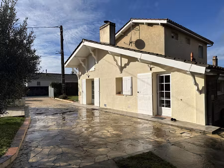 maison en pierre au coeur du centre ville de casteljaloux