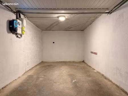 garage avec borne de recharge électrique