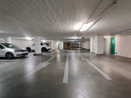 parking a vendre au quartier européen.