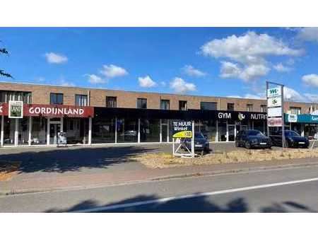 magasin en bord de route à louer dans un emplacement visibl