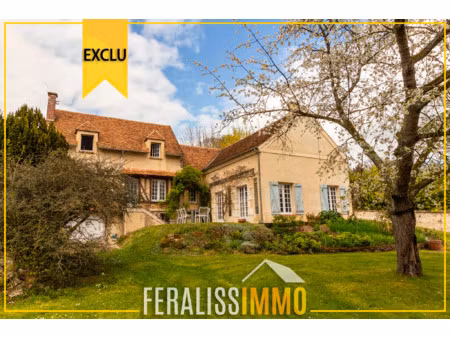 dans un écrin de verdure  une chaleureuse maison vous atten