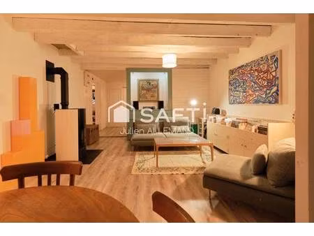 maison en pierres atypique  offrant de beaux volumes  avec dépendances