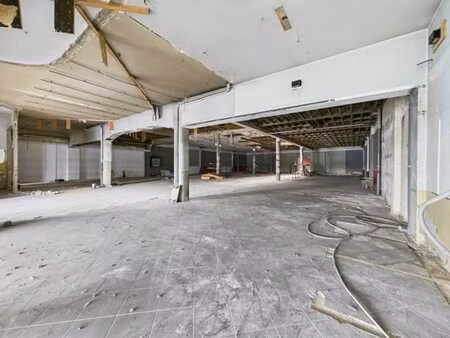 surface commerciale face à la gare de saint-ghislain