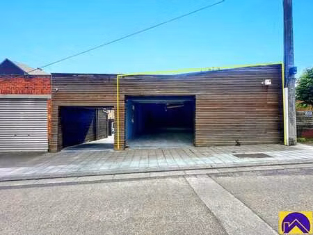 magnifique entrepôt de +/- 160m² idéalement située