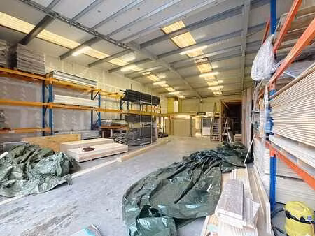 entrepôt (226 m²) avec espace extérieur en option à louer ev